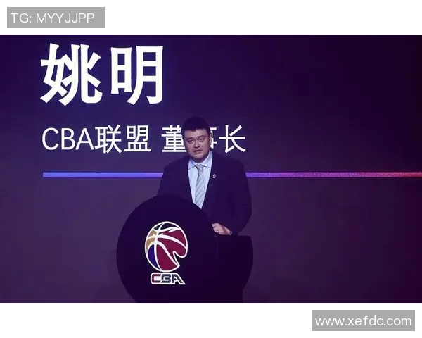 姚明佩戴徽章展现篮球精神与个人魅力引发球迷热议